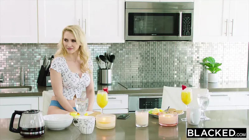 黑色的 Nikki Benz 渴望 巨大的