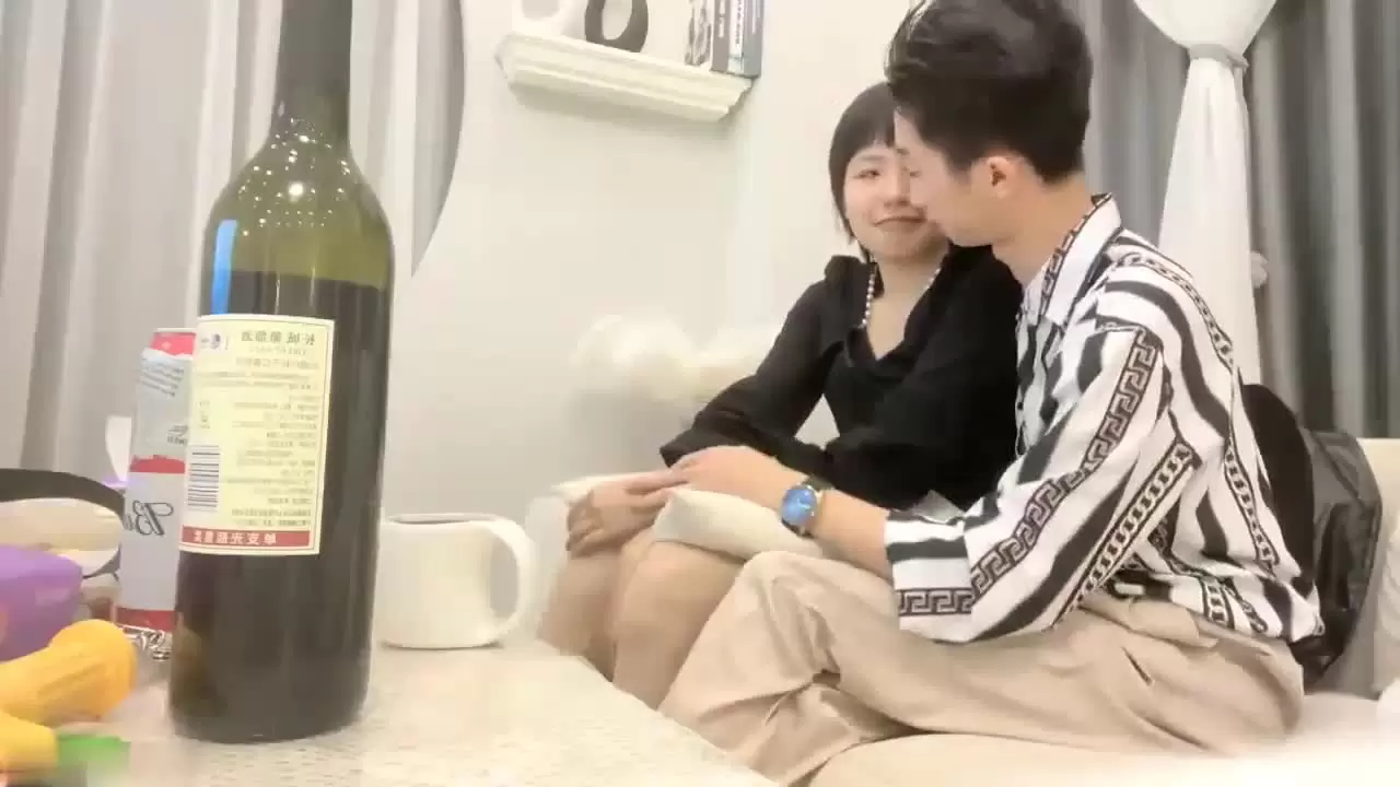 [瘦子先生探花]约的良家短发妹子，喝红酒聊聊天，扒掉内裤多毛骚逼，双腿肩上扛操的受不了