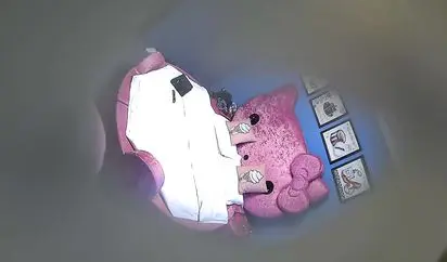 精品小旅馆情趣房偷拍一对文化范的技术控情侣为了更贴近肌肤相互刮对方性器官的毛毛