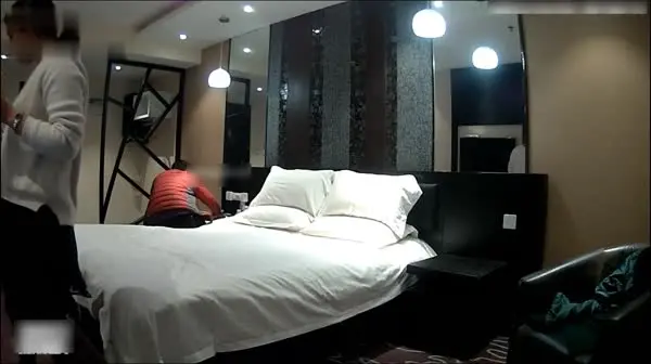 时尚性感的美女销售为了业绩上班时间约客户酒店见面啪啪 胸大毛旺被各种猛操 看样子是把客户伺候舒服了