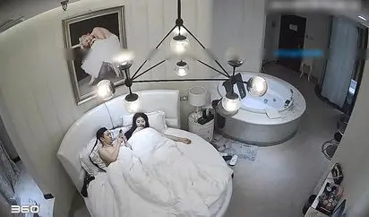 精品酒店偷拍听对话是喜欢蹦迪泡酒吧的气质性感美女和酒吧刚认识的朋友开房 第一次还比较害羞 第2次就很主动