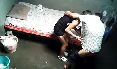 城中村待拆迁房腹肌大鸡巴农民工大叔泄火身材苗条小鸡妹趴身上尽情输出无套内射好像给操生气了