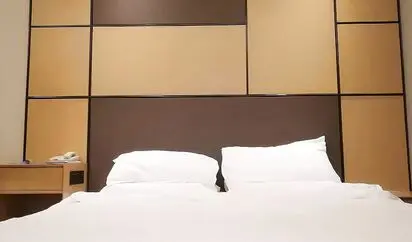 (小宝寻花)极品甜美可爱黑裙萌妹子，舌吻坐在身材舔弄口交摸逼特写，上位骑乘后人侧入猛操