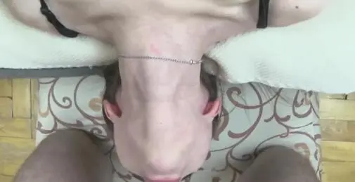 这婊子的喉咙被插了、和情人一起玩