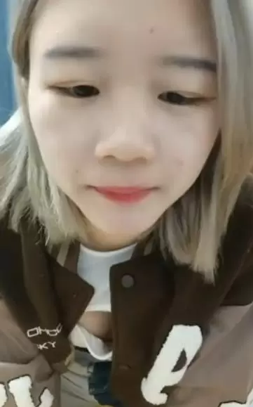 新人短发小妹妹 紧身牛仔裤 露奶装白嫩小奶子 半脱下牛仔裤 粉嫩一线天美穴 极度诱惑