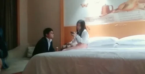 威哥约学生兼职妹酒店开房 双飞拒绝高清激情