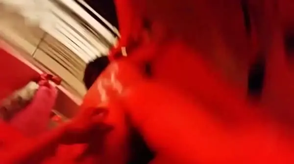 曖昧燈光下少婦享受多人全方位按摩服務