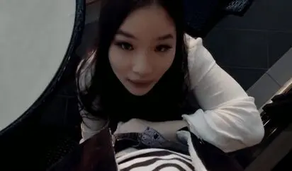 很有野性味道的华裔混血美女 爱思琳 和大屌外籍男友高层凉台激情啪啪 极品丰臀后入怼着操