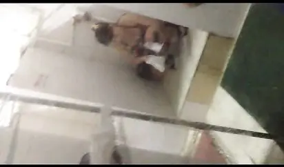 花钱雇人偷拍游泳馆冲洗间妹子嘘嘘然后再换位置拍大奶妹子淋浴