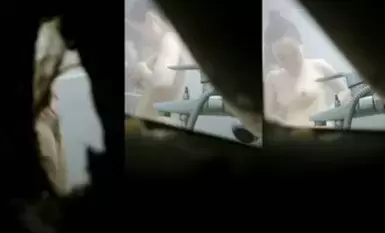 工厂简易淋浴房板缝偷窥漂亮少妇洗香香 皮肤白皙 奶子粉嫩 逼毛长却茂密