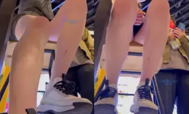 KFC原创-超美气质靓女 冬日短裙光腿 意外偷拍到反差脏内内 一副冷傲欠操的表情 超清4K原版