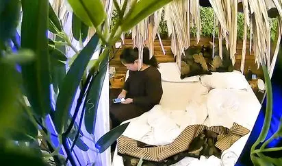 精品小旅馆绿叶房偷拍喜欢舔逼的光头佬和丰满情人啪啪也没搞搞多久看他气喘吁吁的