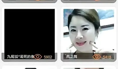 很屌的美女主播兼职服装店老板娘不穿内裤在店门口马路露出玩逼在店里尿尿