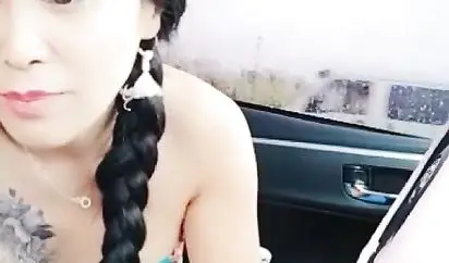 东北自驾姐乡村路上勾搭好色大叔直接把车停路边玩车震