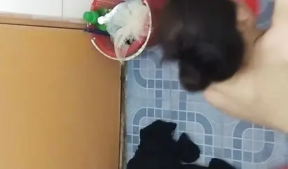 出租屋房东浴室偷放针孔摄像头偷窥个子不高的白嫩打工妹子洗澡