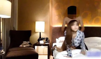 大款汤先生酒店开房约炮网红脸蛋混血童颜巨乳美女啪啪前手机拍照留念