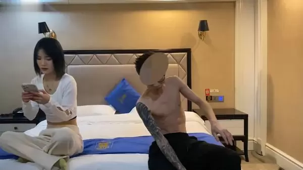 花臂哥酒店激情约会缺钱美女 骑乘位对白高潮迭起