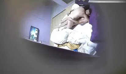 精品小旅馆偷拍饥渴偷情男女玩的姿势都是插到底的中途还给鸡巴摸点油