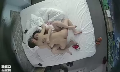 酒店偷拍漂亮美女和男友啪啪