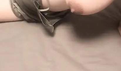 偷拍怀孕小姨子 豪乳翘挺床边深喉口交 忍不住偷情诱惑直接插入湿润小穴干一炮 无套抽插直接内射中出