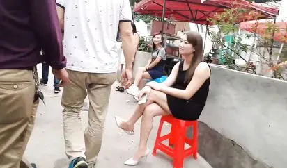 假日的城中村真繁荣大白天小巷到处坐着等客的妹子 挑了个漂亮少妇出出火