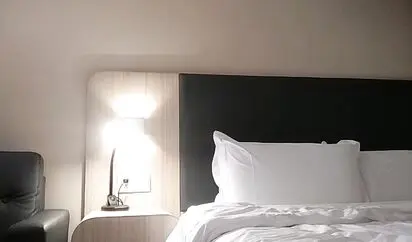 铁牛约短发气质小少妇，对着镜头抠穴自慰花式啪啪做爱氛围满分