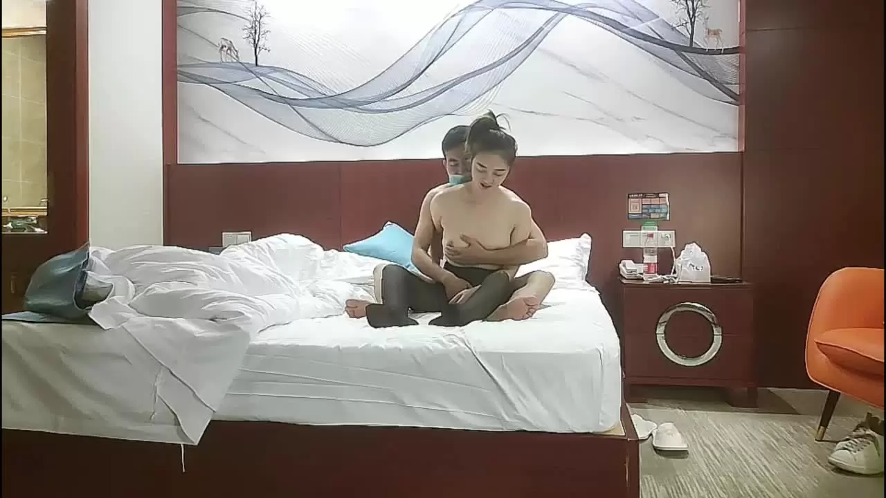 [哥只是个传说]深夜酒店约身材一流的极品外围瑜伽美女穿，着黑丝开裆无套啪啪