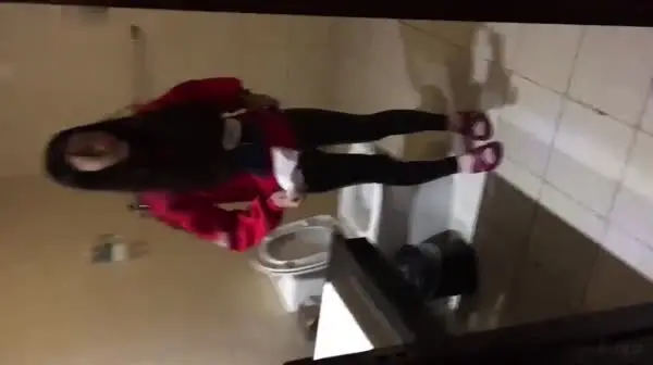 約山東某大學背著男友出來援Y交的學生妹 中途男友打來電話 邊吃J8邊和男友聊天 差點被發現