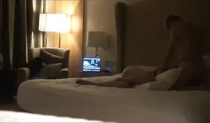 生意合作伙伴俩老板带着早早辍学出来援交的大学生年轻妹子玩3P一个干上面一个干下面