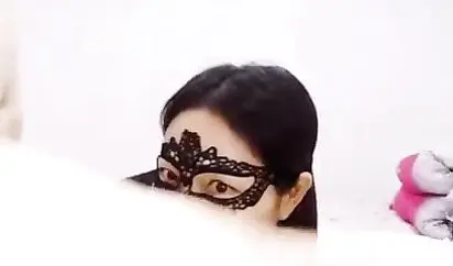 大叔太性福了娶了两个漂亮风骚姐妹当老婆直播啪啪啪轮流给口交黑丝美腿大姐不错有气质BB也诱人