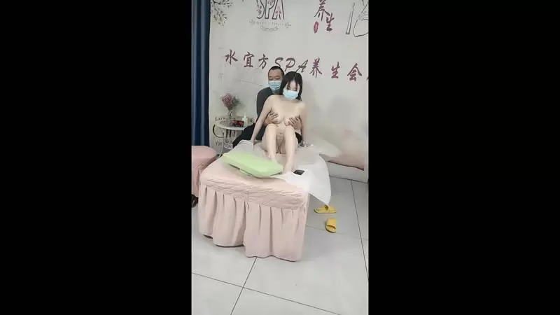 水宜方SPA养生馆：偷拍小少妇，坚挺美乳白又大 诱惑的小女人
