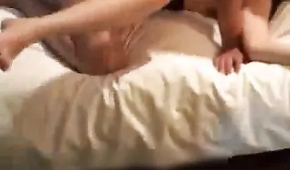 对白淫荡的网红女主播球姐与大款铁粉酒店开房3P自拍