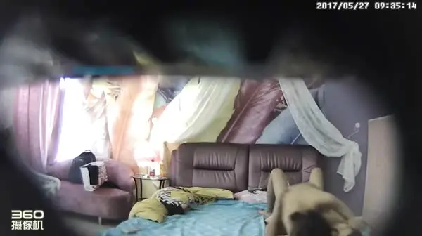 震撼推荐-主题酒店偷拍清纯水嫩的小美女被身强体壮性经验丰富的小伙玩弄到高潮后又狠狠的爆操 不间断的干了5次真是太厉害了