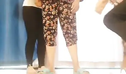 老司机演绎5000块钱给小姑娘破处 逼逼很干净还没多少毛 里面很粉很紧摩擦半天才可以插进去 被干哭了第二弹