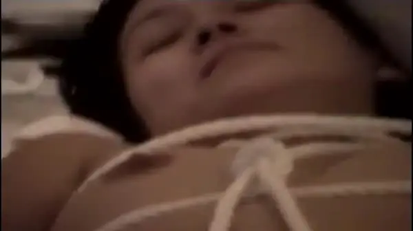 公司加夜班吃完宵夜和刚离异的少妇女同事去酒店开房喜欢来点刺激的绑起做爱普通话对白