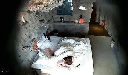 特色洞穴房大奶妹开好房等候男友来了衣服不脱激情互搞脱光后继续大战连干3次小伙抠穴厉害妹子喜欢吃J8