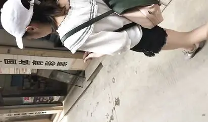 大忽悠牛人冒充星探街上尾随学院派妹子骗到住所穿上丝袜做爱