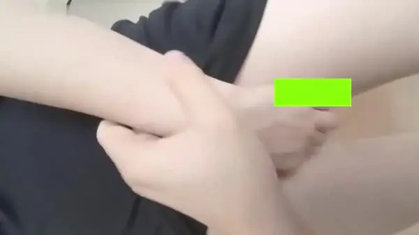 女神级性感艺校美女高级公寓援交土豪用跳蛋玩高潮后又从天窗一直干到浴池最后在床上又继续操 连续搞3次