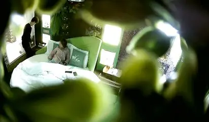 精品小旅馆绿叶房偷拍身材苗条的一对大学生情侣翘课开房啪啪