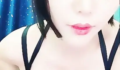 高颜值气质女神大眼睛会说话 情趣装诱惑奶大肥臀玩的开 骚话不断勾引狼友 道具抽插骚逼水很多 看着就想干