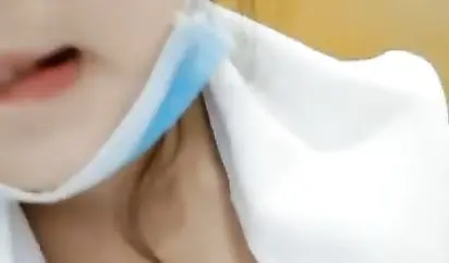 滴士司机带着萝莉主播柠檬KTV门口勾搭了几个社会小青年开房淫乱其中一个喝高了的乱说话