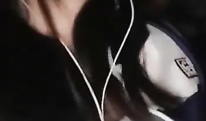 初生牛犊不怕虎运动服学妹不戴口罩户外勾引滴滴司机剥光猪车震然后去商场厕所嘘嘘