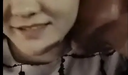 白嫩良家型少妇公园勾搭中年大叔到小旅馆啪啪