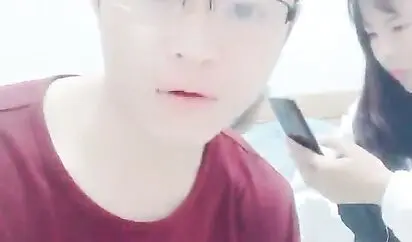 逍遥龙哥团队休息了半个月终于又开播了几天不见兵哥带个眼镜变斯文了上阵啪啪高颜值嫩妹