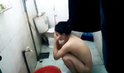 房东在出租屋卫生间偷装针孔偷拍女租客洗澡眼镜妹贪方便不在坐厕小便嘘嘘完用水洗逼逼