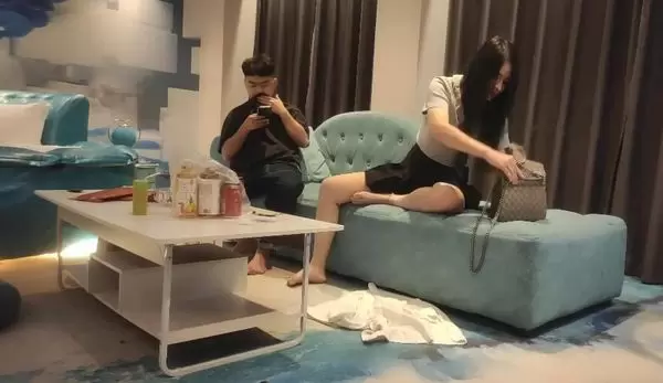[胖子工作室探花]漂亮小少妇来相伴，远景沙发视角，温柔妩媚俏佳人，服务周到激情四射