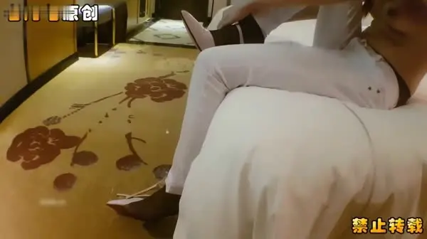 一只老污龟艺术学校美腿女神上门服务沙发干到床上各种姿势插插