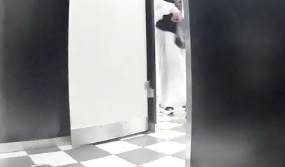 外站最新流出商场马赛克蹲厕偷拍不少衣着前卫的美女嘘嘘白裙妹子往大腿拼命喷不明物体