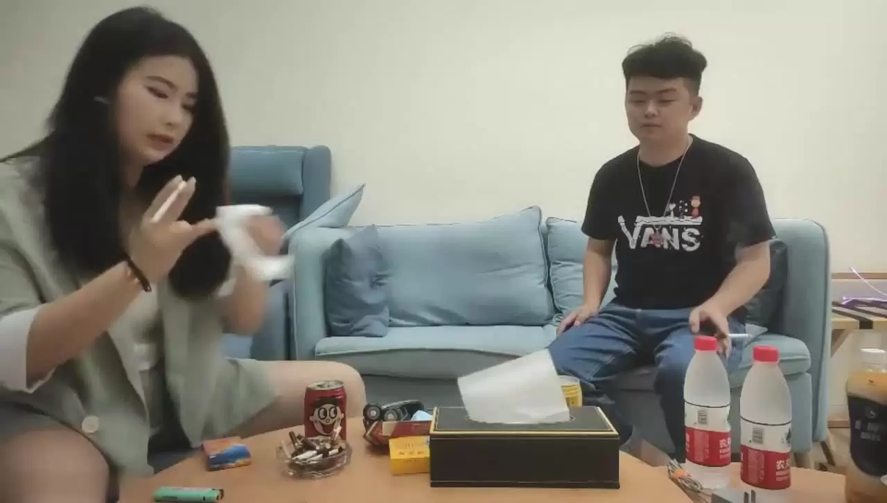 [胖子工作室探花]换风格，漂亮小少妇，肤白臀翘，沙发前跪下口交，这画面真有冲击力，激情啪啪人气登顶