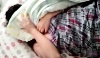 趁表哥外地出差把喝点酒的小嫂子扑倒啪啪 想要又害羞反抗 抽插几下后全力配合 听这淫叫声也是好久没被肏了